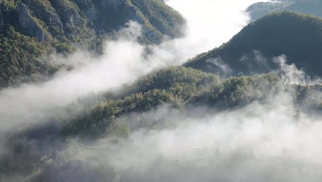 Valle-En-El-Parque-Nacional-Durmitor-Por-La-Mañana-Con-La-Luz-Del-Sol-Iluminando-La-Niebla-Baja-En-Una-Mañana-Fría-Durante-La-Temporada-De-Otoño