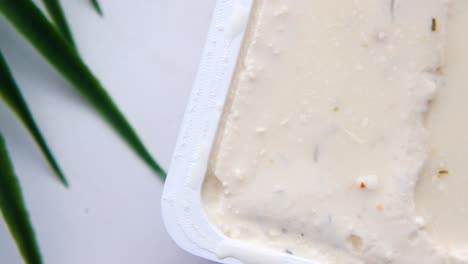 queso crema en un recipiente de plástico
