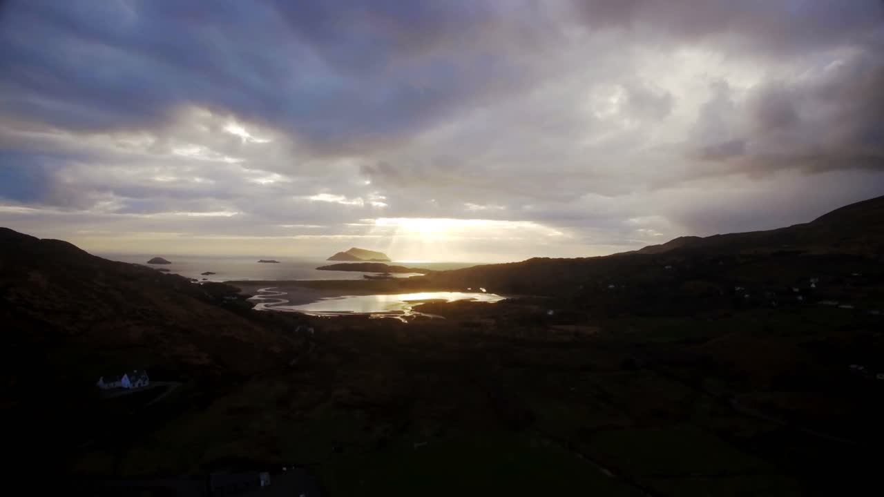montaña y mar durante la puesta de sol 4k