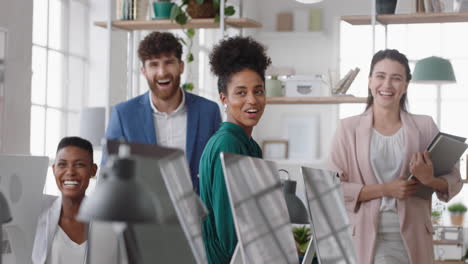 Grupo-Diverso-De-Gente-De-Negocios-En-La-Oficina-Equipo-Corporativo-Sonriente-Disfrutando-De-Una-Reunión-De-Trabajo-En-Equipo