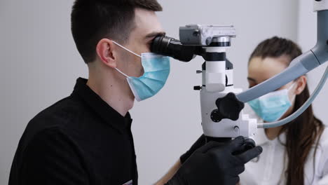 procedimiento dental con microscopio