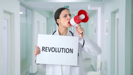 Doctora-India-Enojada-Protestando-Por-La-Revolución