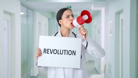 una doctora india enojada protestando por la revolución