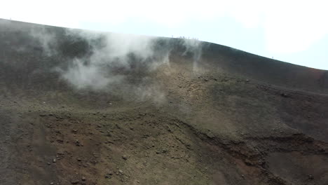 Nube-De-Humo-Extendiéndose-Sobre-La-Torre-Del-Filosofo-En-Etna,-Sicilia