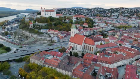 vista panorámica aérea de drones del castillo y la catedral de st.