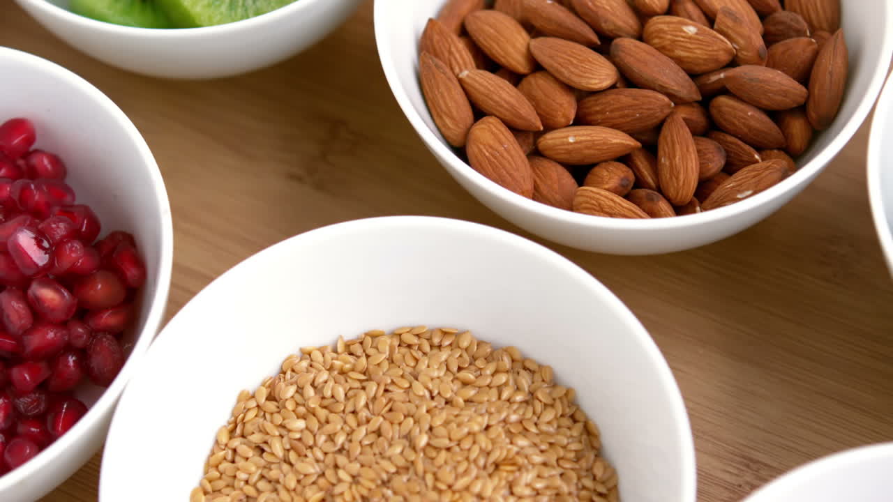 Vista dall'alto di superfood in ciotole