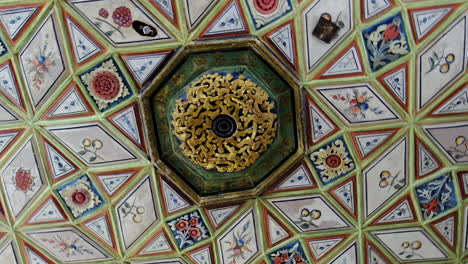 architectural-pattern-on-the-ceiling-of-mansion