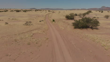 Persecución-Aérea---Volar-Sobre-La-Parte-Trasera-Del-Vehículo-En-El-Desierto