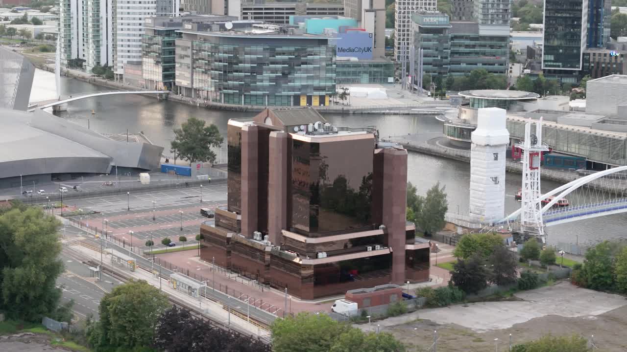 웨스트 케이 빌딩과 밀레니엄 브릿지 (salford quays, 맨체스터)