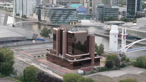 edificio del muelle oeste y puente del milenio en salford quays, manchester