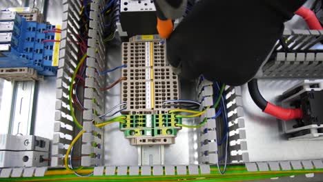 electricista conectando algunos cables con guantes 60fps