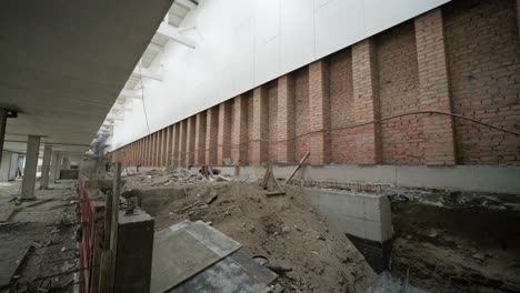 escena de un gran sitio de construcción de una oficina comercial