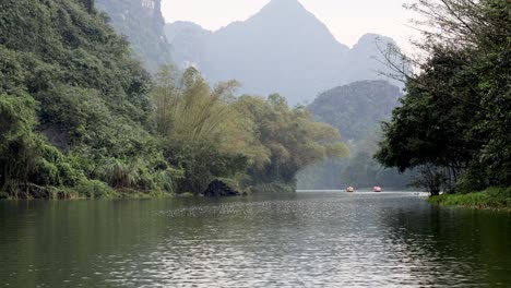 barcos en un río sereno en vietnam