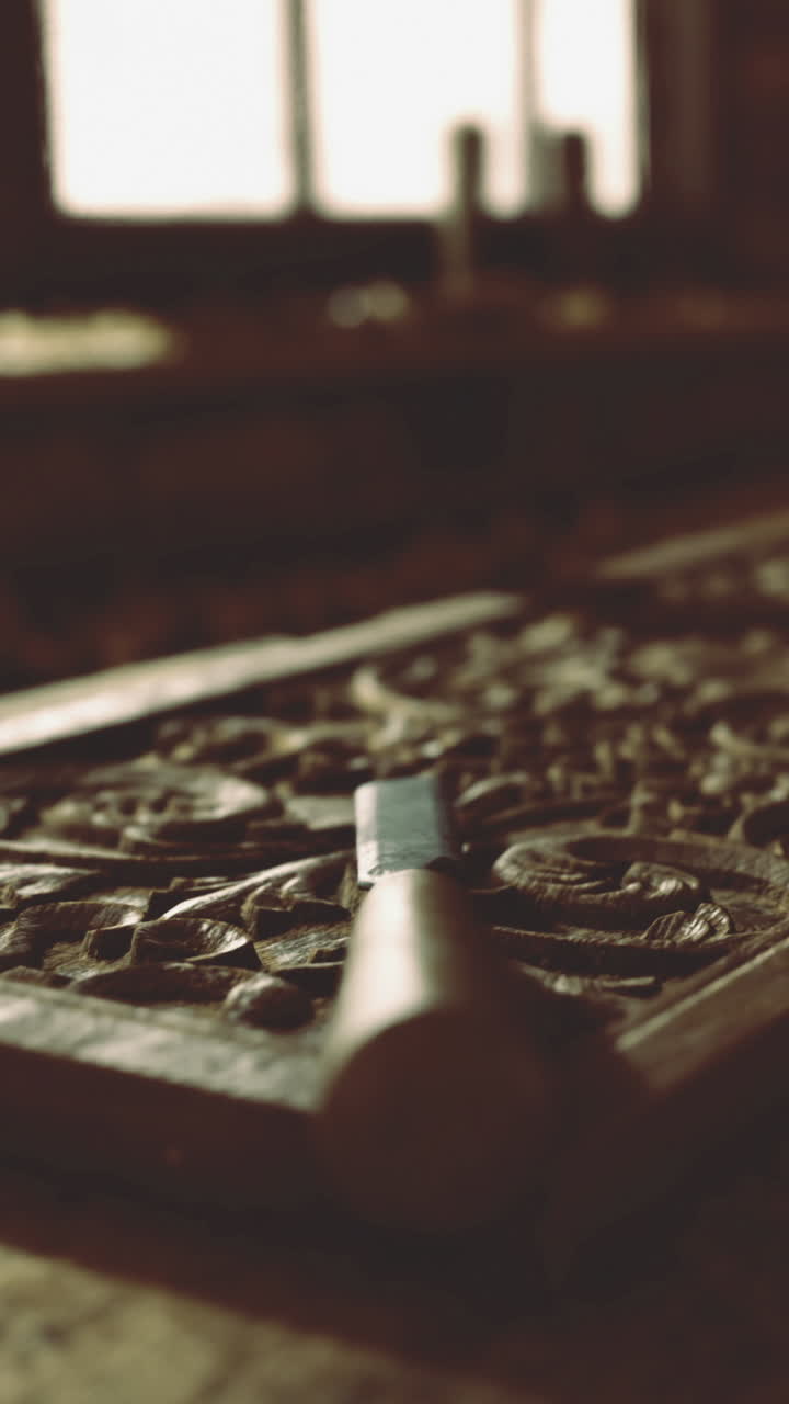 Un intricato intaglio del legno prende forma in un laboratorio durante le ore diurne.