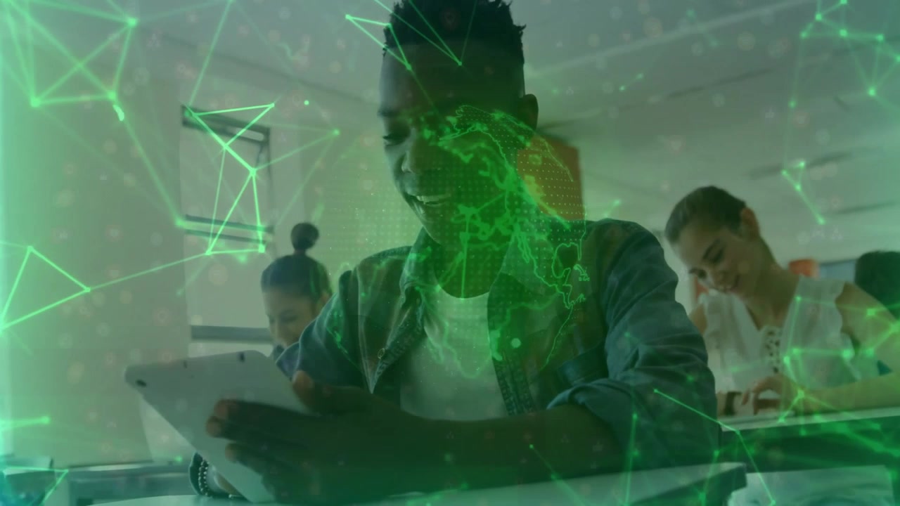 Mannlig tenåringsstudent trykker på nettbrett og animerer holografisk nettverk for læring av verdenskart.