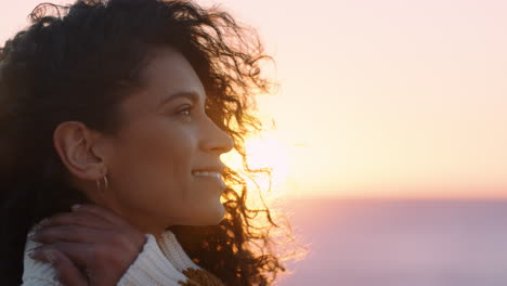 Porträt-Einer-Schönen-Hispanischen-Frau,-Die-Bei-Sonnenuntergang-Das-Friedliche-Meer-Genießt-Und-Achtsamkeit-Erkundet,-über-Spiritualität-Nachdenkt,-Während-Der-Wind-Ihr-Haar-Weht