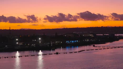 colorido atardecer con vistas a la base naval de san diego y la isla coronado