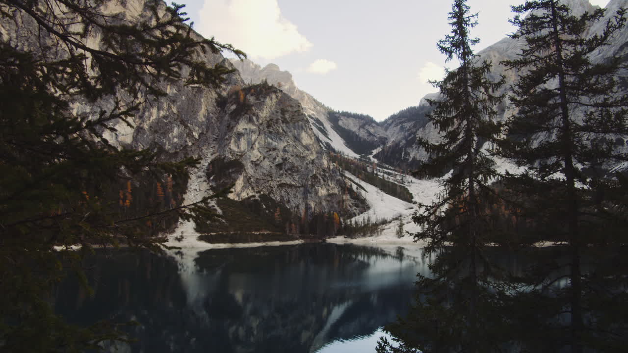 Il Lago di Braies in Italia è una delle più grandi bellezze naturali lacustri del mondo