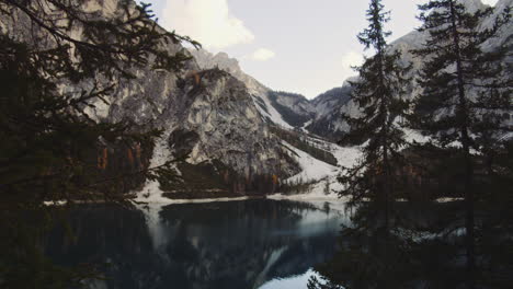 El-Lago-Braies-En-Italia-Es-Uno-De-Los-Mejores-Lagos-Naturales-Del-Mundo