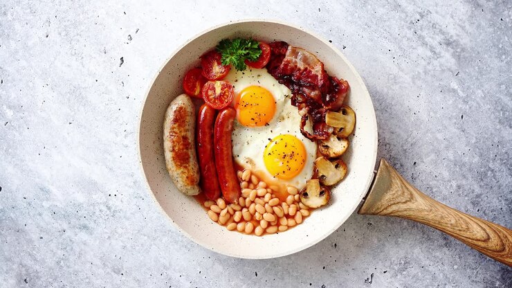 sarapan inggris tradisional penuh di panci goreng