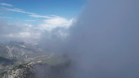 drone volando a través de las nubes, drone shot captura la impresionante vista panorámica de montañas escarpadas y nubes en el parque nacional termessos