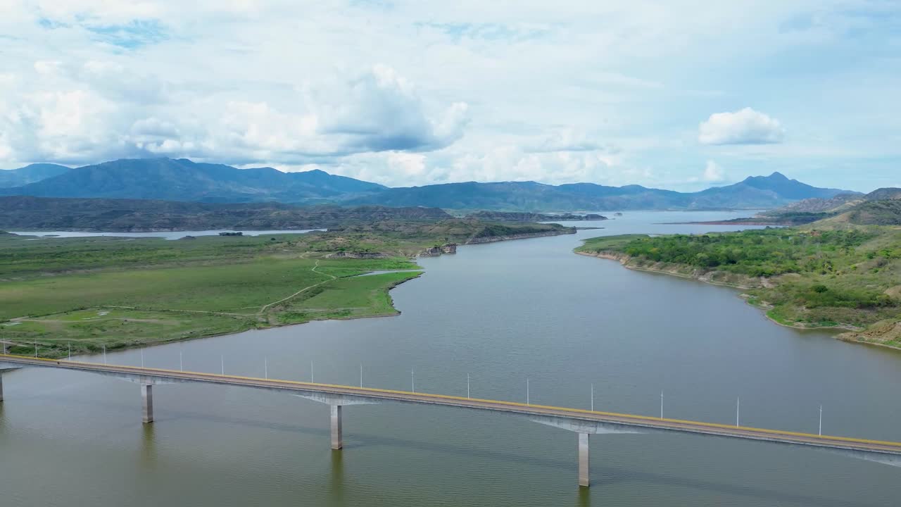 นักเดินทางที่ข้ามสะพาน Balseadero ที่อ่างเก็บน้ำ Quimbo จะได้เพลิดเพลินกับทัศนียภาพอันเงียบสงบของน้ำ ภูเขา และชนบททางใต้ของโคลอมเบีย