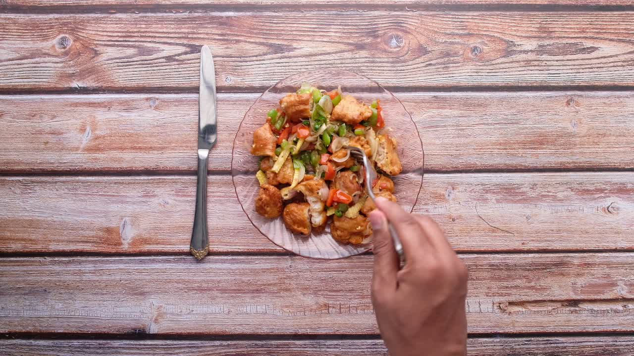 Pollo frito con verduras