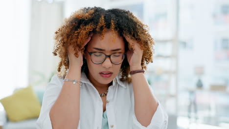 negocios, estrés y mujer con dolor de cabeza