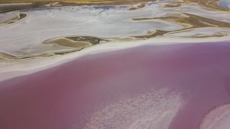 Drohne-Fliegt-über-Das-Leuchtend-Rosa-Wasser-Des-Lake-Tyrrell,-Australien