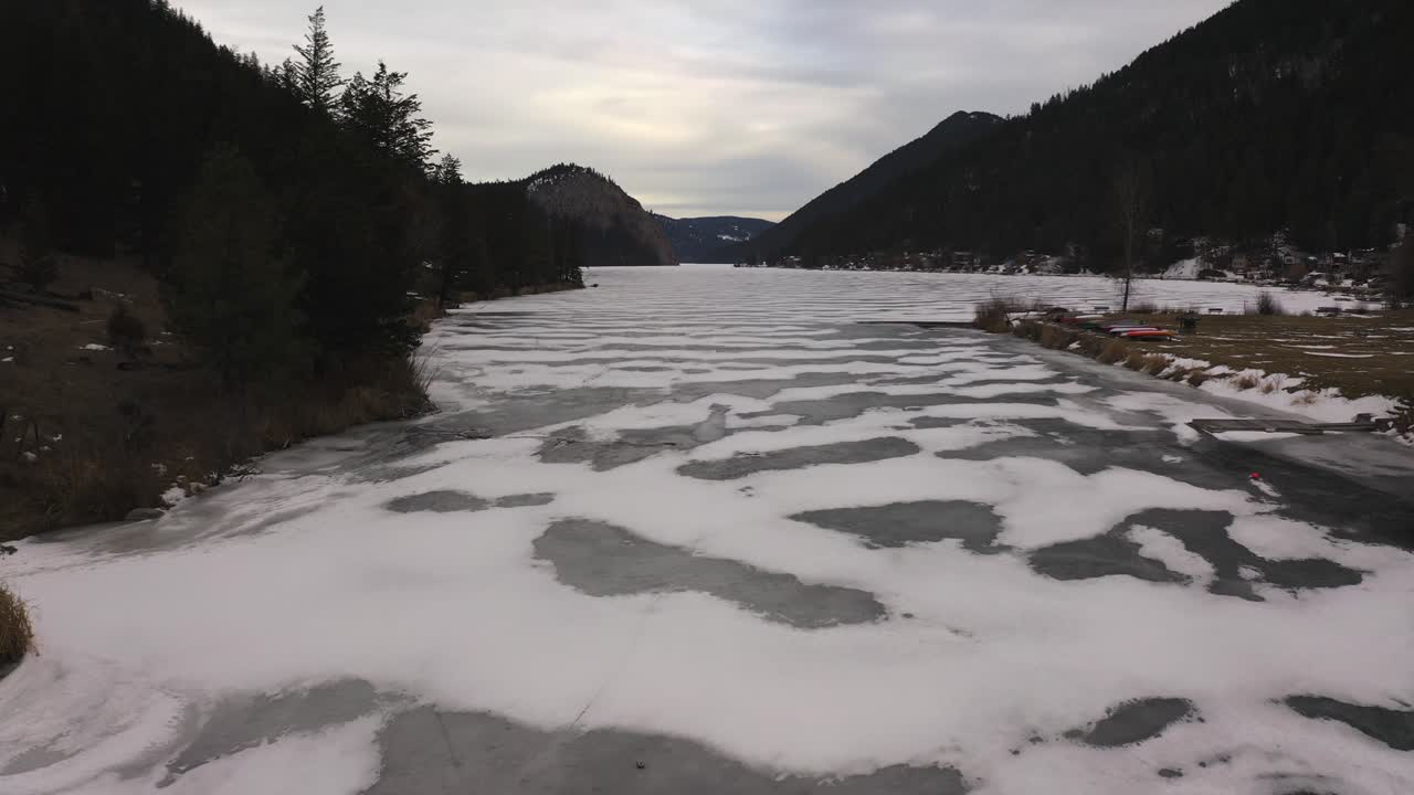 폴 호수에서의 마법같은 겨울 탈출: 브리티시 컬럼비아주 캠루프스의 눈 덮인 풍경과 주변 상록수 숲의 고요한 아름다움에 빠져보세요