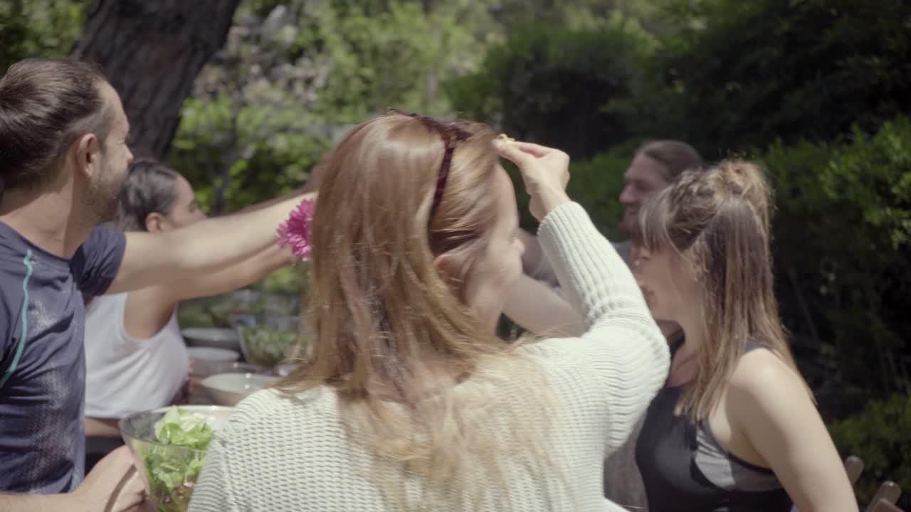 행복 한 젊은 친구 들 이 야외 에서 식사 하고 있다