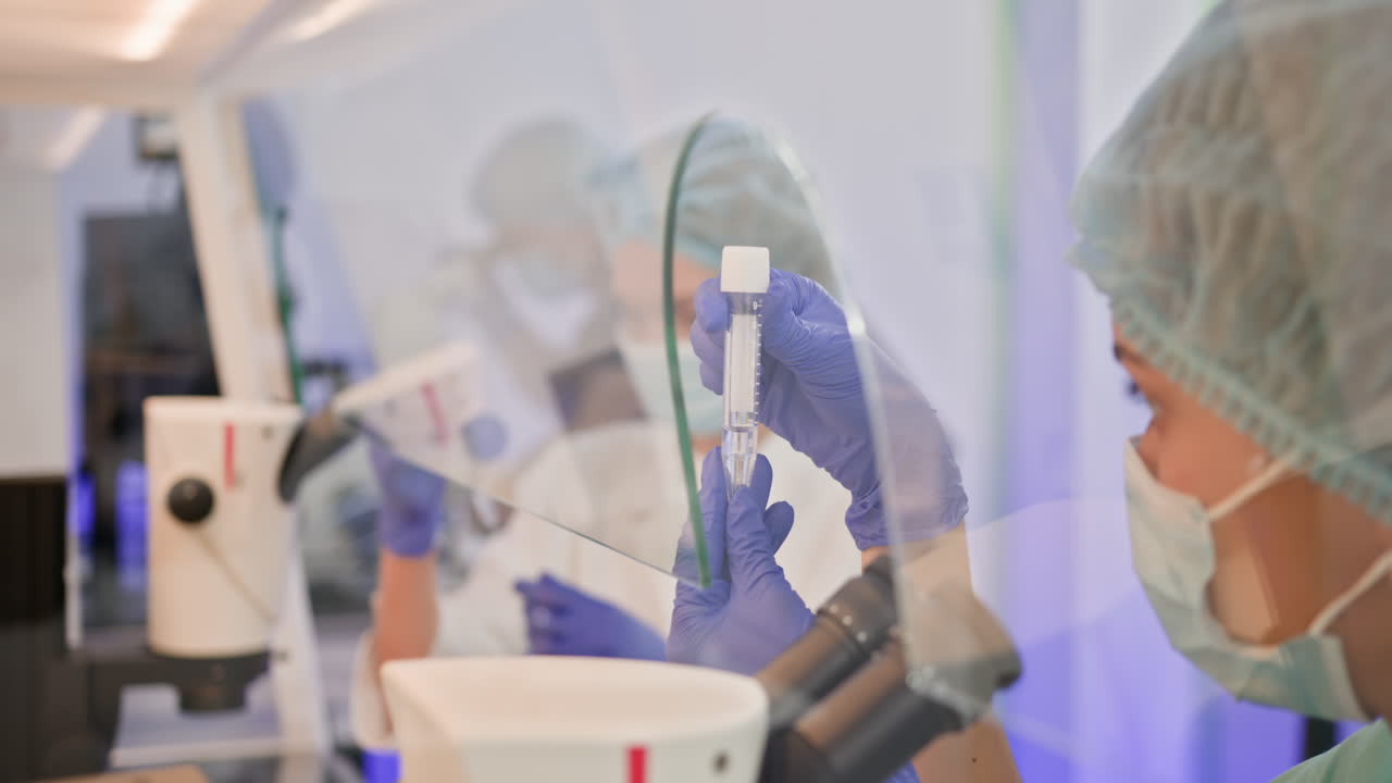 investigadores de laboratorio en el trabajo