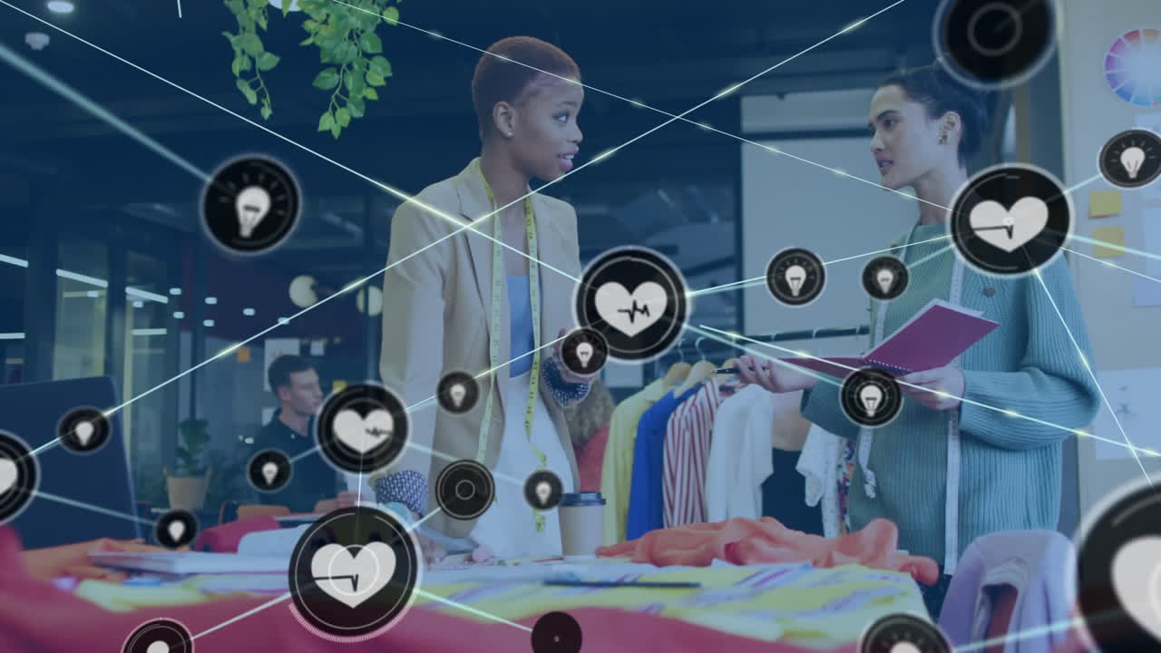 연결된 심장 박동과 전구 아이콘의 애니메이션, 다양한 패션 동료들이 스튜디오에서 토론합니다.