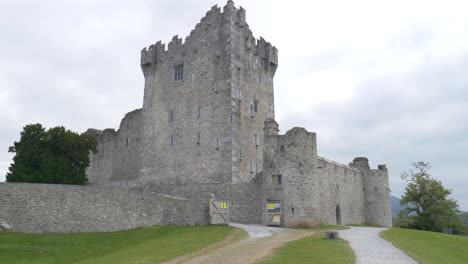 Castillo-De-Ross-Ubicado-En-La-Orilla-De-Lough-Leane,-Anillo-De-Kerry,-Killarney,-Irlanda---Plano-General