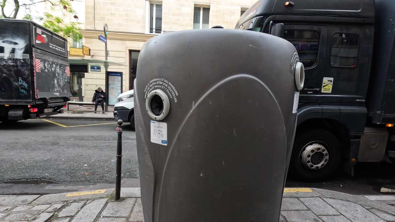 Time-lapse af affaldsindsamling på en bygade