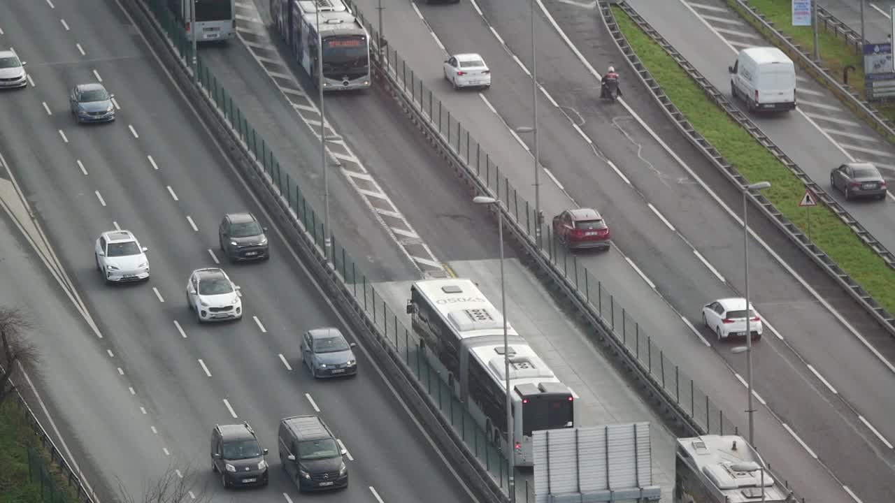 Tampilan Atas Lalu Lintas Jalan Raya yang Sibuk dengan Mobil dan Bus