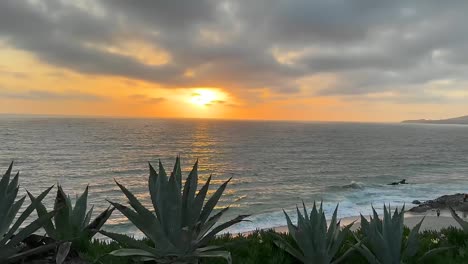 Spektakuläre-Aussicht-Auf-Die-Klippen-Eines-Goldenen-Sonnenuntergangs-In-Laguna-Beach,-Südkalifornien,-USA