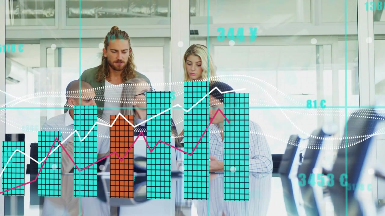 Equipo inclinado sobre una mesa de cristal, tocando el teléfono e iniciando gráficos animados que se superponen a la escena mostrando KPIs.
