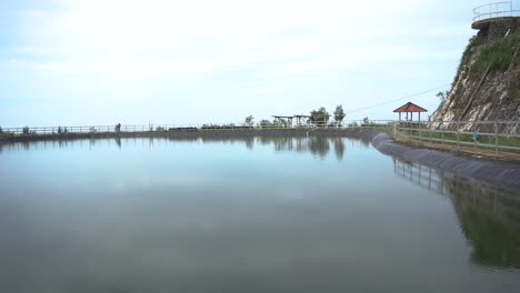 Hermosa-Vista-Matutina-Del-Estanque-Grigak,-Un-Estanque-En-El-Borde-Del-Mar-Del-Sur-En-El-Distrito-De-Gunung-Kidul,-Yogyakarta,-Indonesia