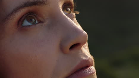 retrato en primer plano de una mujer hermosa disfrutando de una tranquila puesta de sol explorando la espiritualidad mirando hacia arriba orando contemplando el viaje con el viento soplando el cabello