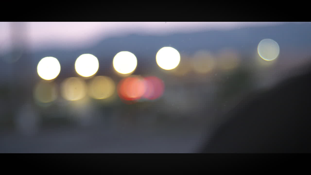 자동차 앞 유리창 을 통해 볼 수 있는 교통 불 의 보케