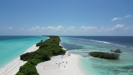 Vegetación-De-Manglares-Y-Una-Larga-Playa-De-Arena-Blanca-En-Medio-Del-Agua-Azul-Cielo-De-La-Isla-Dhigurah