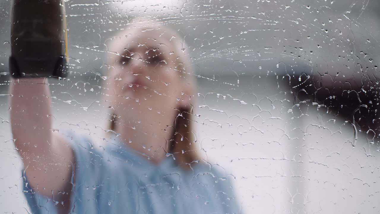 세제로 창을 청소하는 청소부 4