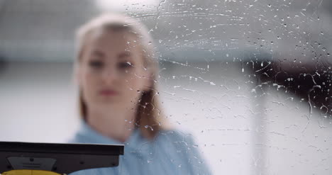 Mujer-De-La-Limpieza-Limpieza-De-Ventanas-Con-Detergentes-4