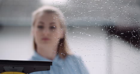 mujer de limpieza limpiando ventanas con detergentes 4