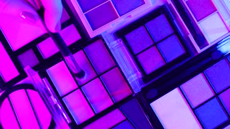 hacer paletas de sombras de ojos con efectos de luz cyberpunk de ciencia ficción.