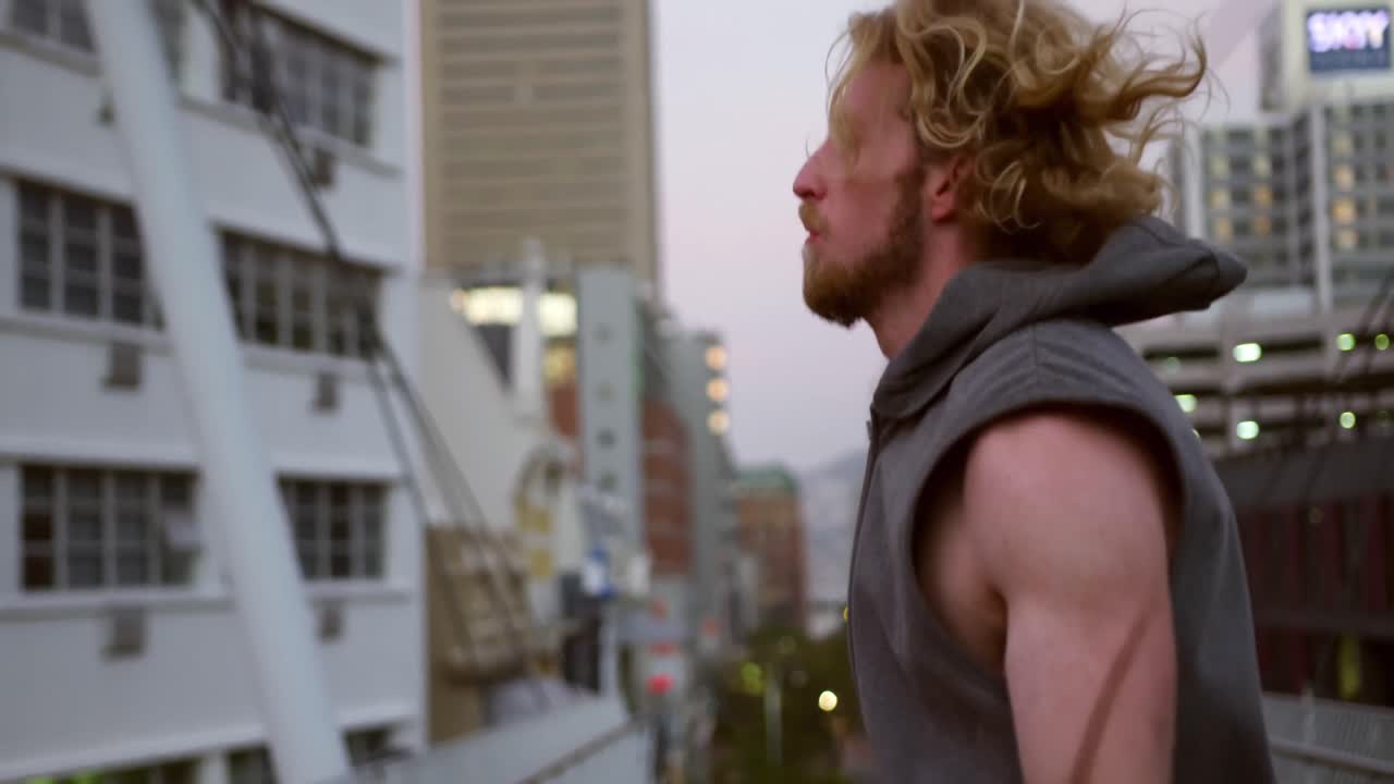 hombre caucásico deportivo entrenando en un puente