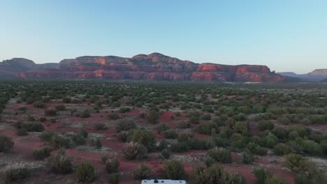 casa rodante aislada en el desierto cerca de las rocas rojas de sedona en arizona