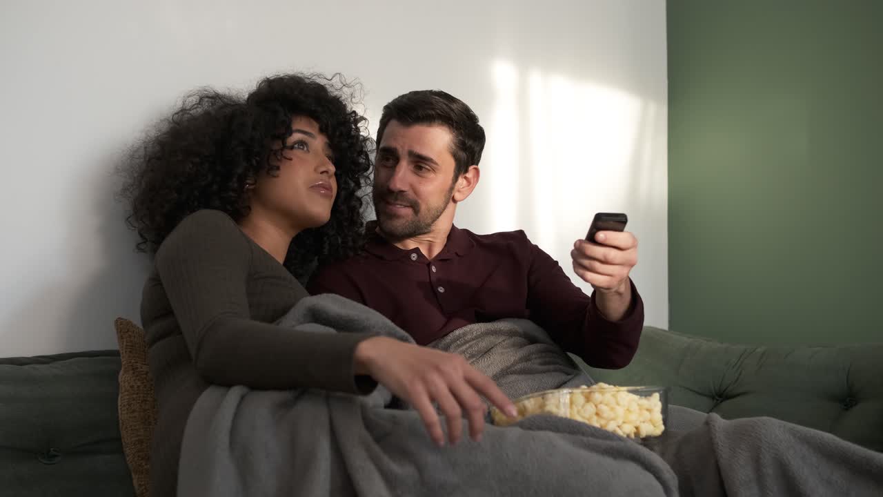 Par ser tv med popcorn.
