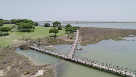 pasarela de madera sobre los pantanos al lado del campo de golf